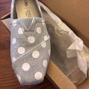Toms Classic Drizzle Grey  Dots Felt on Leather in size 5 1/2